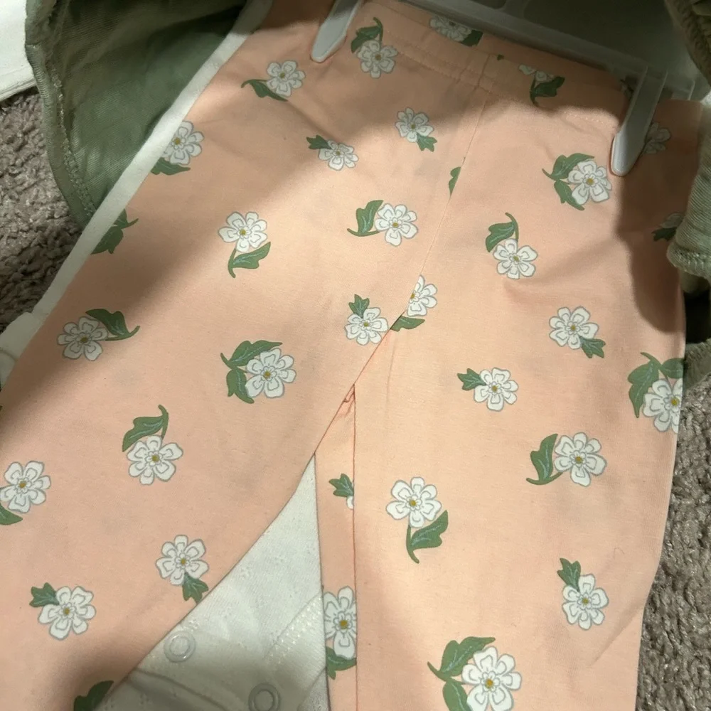 Green and White Kids Vest Set- nwt- 6-9 month - Picture 3 of 4